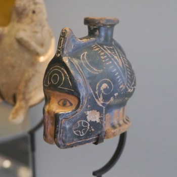 Flacon de parfum en forme de tête casquée, VIe s. av. J.-C, Rhodes, Musée International de la Parfumerie, photo: Paul Nicoud - CC BY 4.0