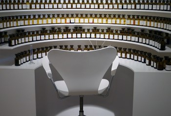 Orgue à Parfums, outil de travail du nez artisan ou du nez artiste ? Musée du Parfum, Paul Nicoud - CC BY 4.0