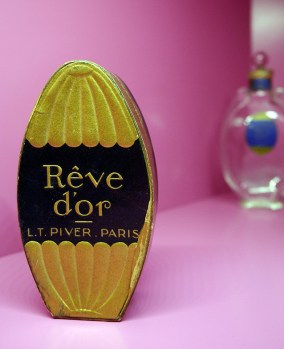 Les parfumeurs, des vendeurs de rêves ? Rêve d'or, parfumerie Pierre Armingeat, 1925, photo par Paul Nicoud CC BY 4.0